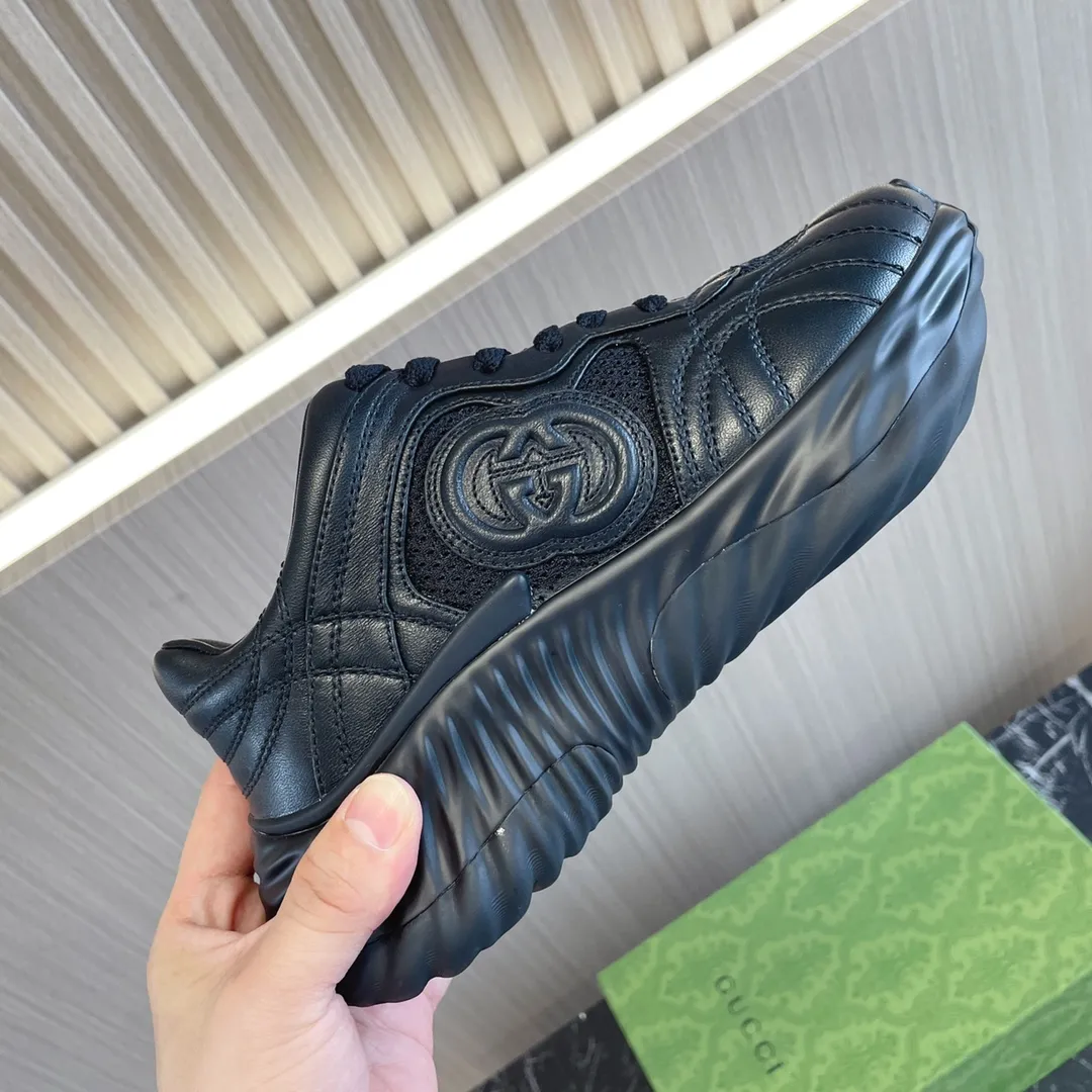 👟👟Ex-factory price 700👟👟 - the latest wave shoes; dad shoes; sports shoes; couple series... Gucci Ripple series sports shoes are made with innovative stitching technology, leather design with three-dimensional interlocking double G leather logo and Gucci letter metal logo embellishment, 3-color combination suction mold technology wavy outsole (soft/shock-absorbing/strong rebound) Original imported sheepskin ➕Original imported sheepskin lining ➕Original open-molded TPU suction mold 3-color outsole (sole thickness 5CM) Women's model 35-40 /